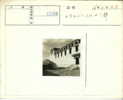 白色建筑与帐篷在多云天空下.jpg