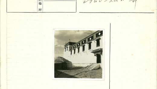 白色建筑与帐篷在多云天空下.jpg