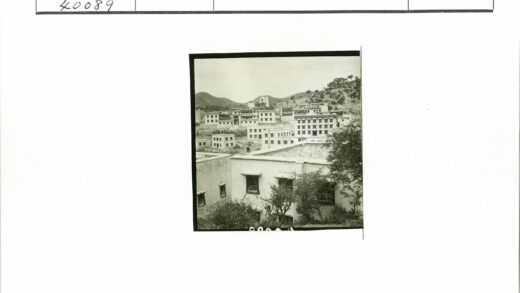 白色建筑群与自然景观.jpg