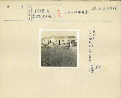 白色斜顶建筑群与行人.jpg