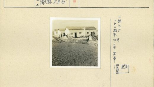 白色斜顶建筑群与行人.jpg