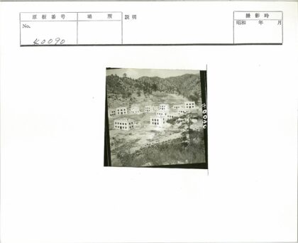 白色方形建筑群干旱景观.jpg