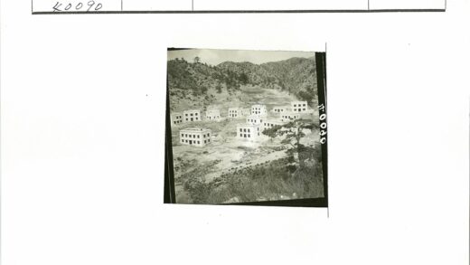 白色方形建筑群干旱景观.jpg
