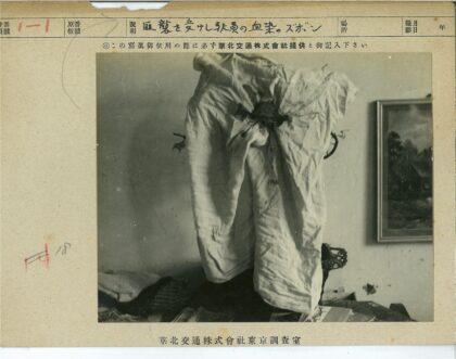 白色破损裤子墙面污渍画作.jpg
