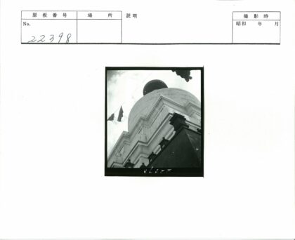 白色穹顶建筑俯瞰与旗帜.jpg