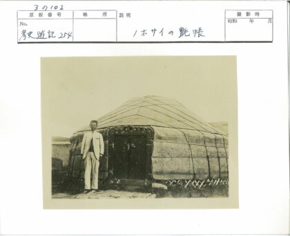 白色西装男子与蒙古包合影.jpg