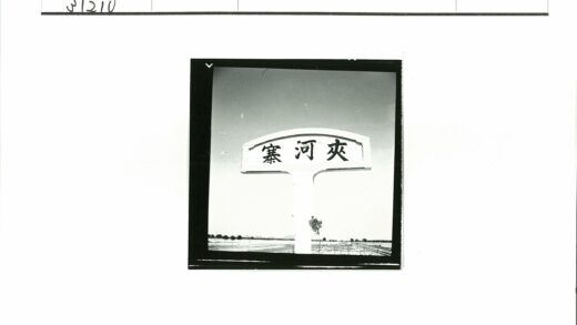 白色路标与群山晴空.jpg
