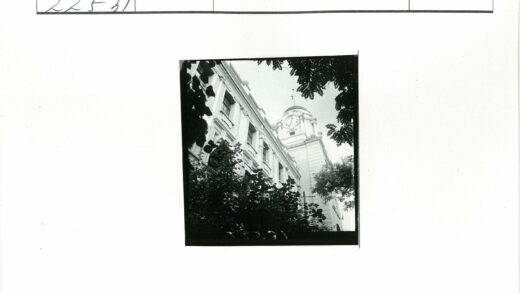 白色钟楼建筑与绿树环绕.jpg