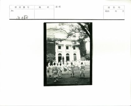 白衣人群聚集的常春藤建筑.jpg