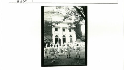 白衣人群聚集的常春藤建筑.jpg