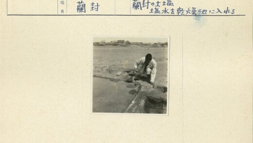 白衣人舀水泥屋背景.jpg