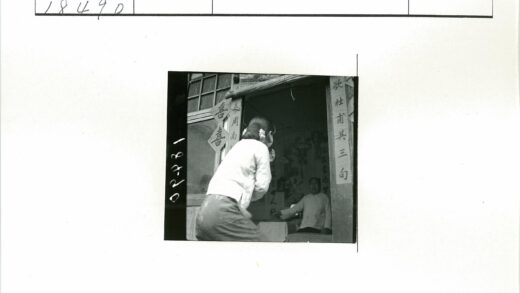 白衣女子倚古楼门.jpg