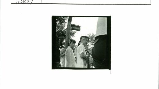 白衣花饰女子与路标树木.jpg