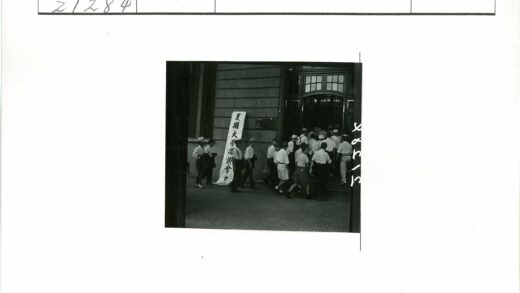 白衬衫人群进入建筑物.jpg