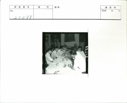 白衬衫男士会议桌旁讨论.jpg