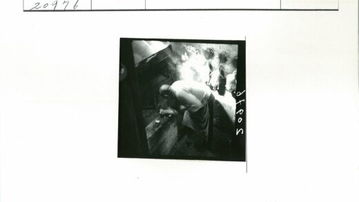 白衬衫男子石桌旁工作.jpg