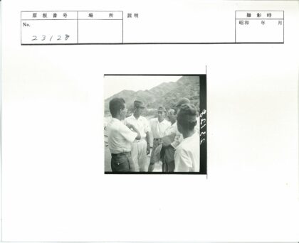 白衬衫白帽男子山景交谈.jpg