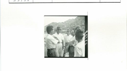 白衬衫白帽男子山景交谈.jpg