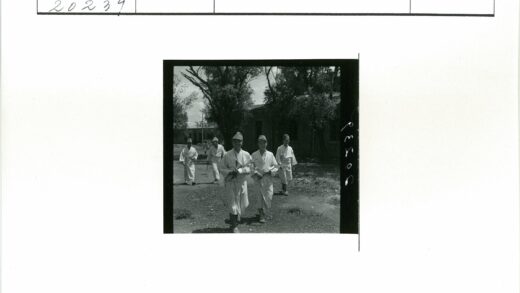 白袍五人行走泥泞小路.jpg