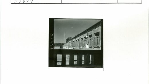 百叶窗建筑旁两人坐窗边.jpg
