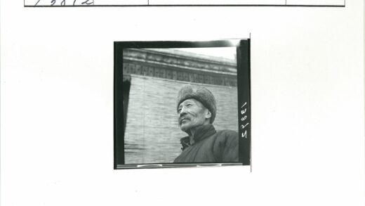 皮帽老人与传统建筑前留影.jpg