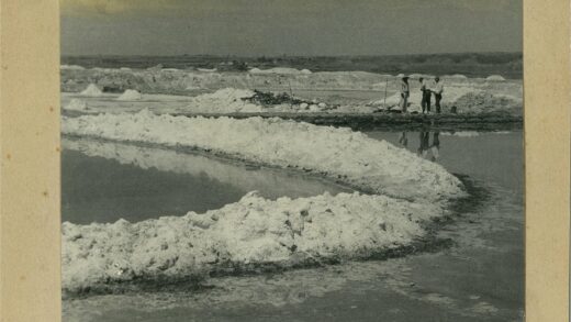 盐堆浅水区三人站立.jpg