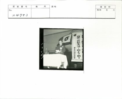 眼镜男士读报横幅背景.jpg