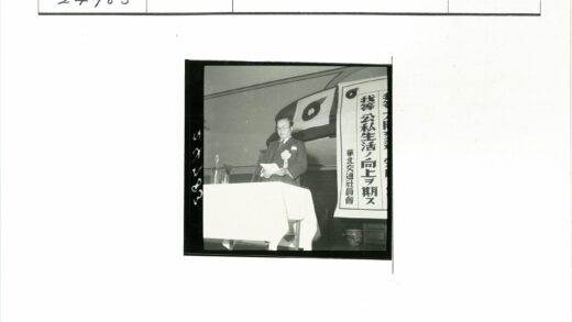 眼镜男士读报横幅背景.jpg