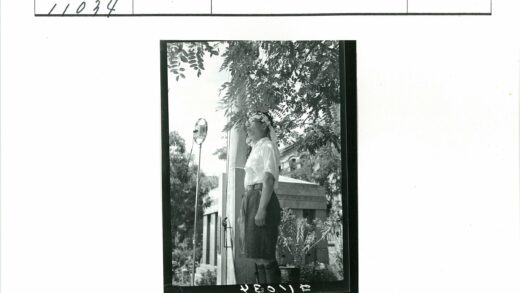 眼镜男子树前麦克风演讲.jpg
