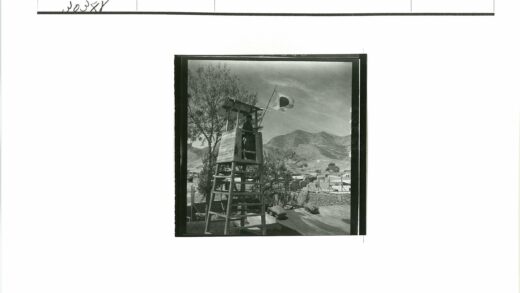 瞭望塔旗帜与远山风景.jpg
