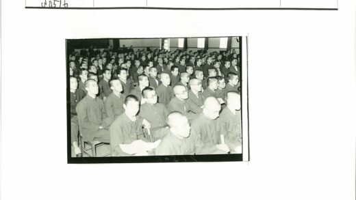 短发男子专注观看活动现场.jpg