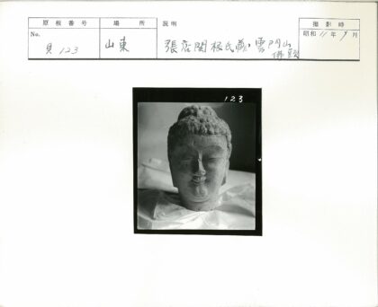 石佛头雕塑特写深色背景.jpg