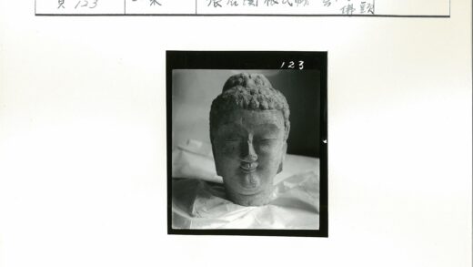 石佛头雕塑特写深色背景.jpg