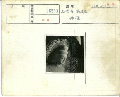 石佛特写与精美雕刻背景.jpg