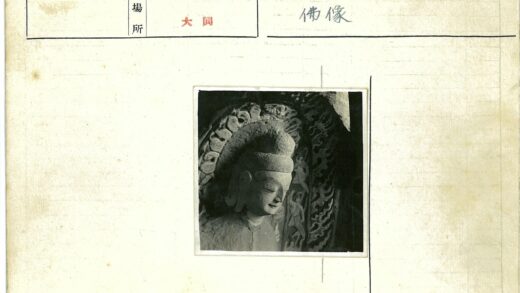 石佛特写与精美雕刻背景.jpg