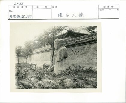 石像与砖墙的荒芜庭院.jpg