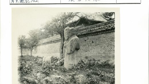 石像与砖墙的荒芜庭院.jpg