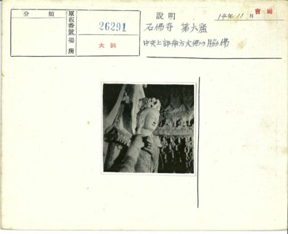 石像特写与环绕雕刻群像.jpg