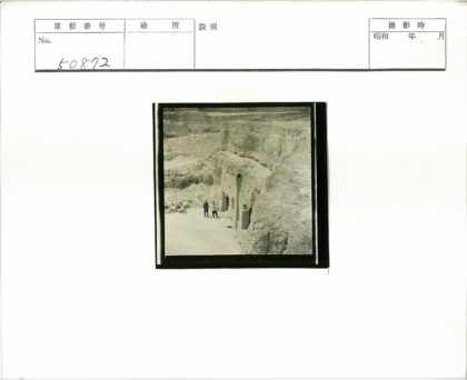 石刻建筑入口与山坡台阶景观.jpg