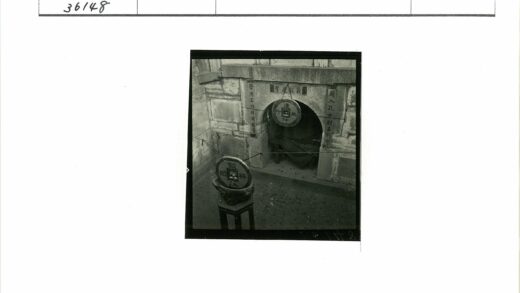 石刻汉字建筑与铜钱装饰.jpg