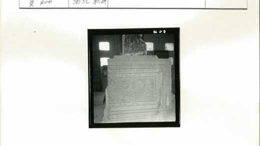 石刻铭文纪念碑与方窗光影.jpg