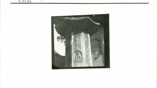 石刻雕像与古建筑风景.jpg