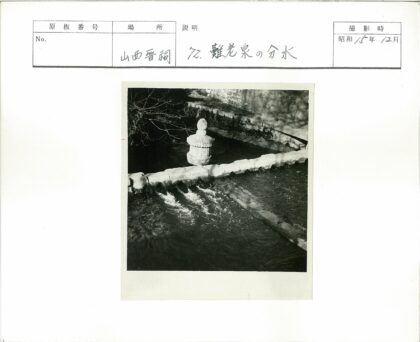 石喷泉与树影石墙景.jpg