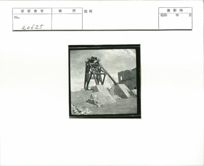 石基木梯与砖房废墟.jpg