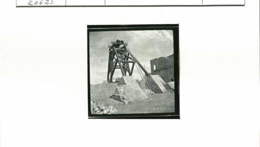 石基木梯与砖房废墟.jpg
