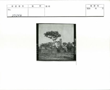 石塔与石墙景观.jpg