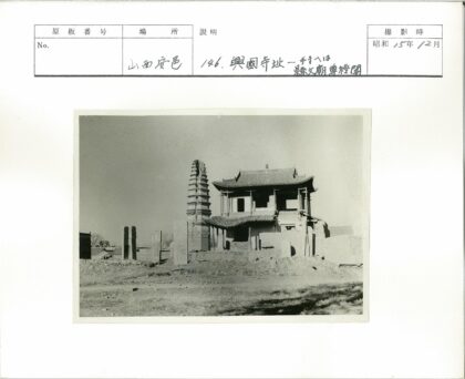 石塔瓦顶古建与石柱草地景观.jpg