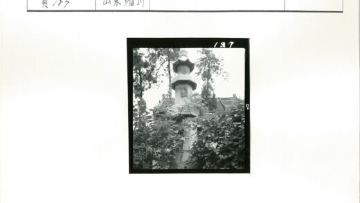 石塔隐现云雾树林间.jpg