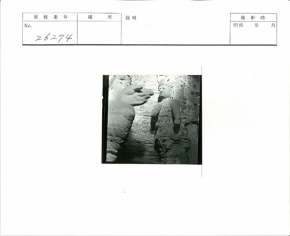 石墙上的大小石像雕刻.jpg
