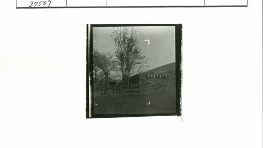 石墙上的锅壶与山坡风光.jpg